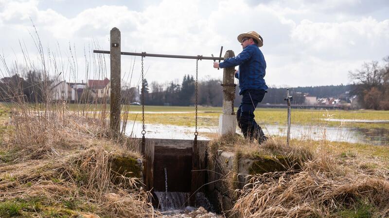 Traditionelle Bewässerung wird immaterielles Kulturerbe Der Wässerer Jürgen Zwingel öffnet eine Schleuse eines Wässergrabens im Ortsteil Reichelsdorf: Die Traditionelle Wiesenbewässerung ist von der Unesco zum immateriellen Kulturerbe ernannt worden.