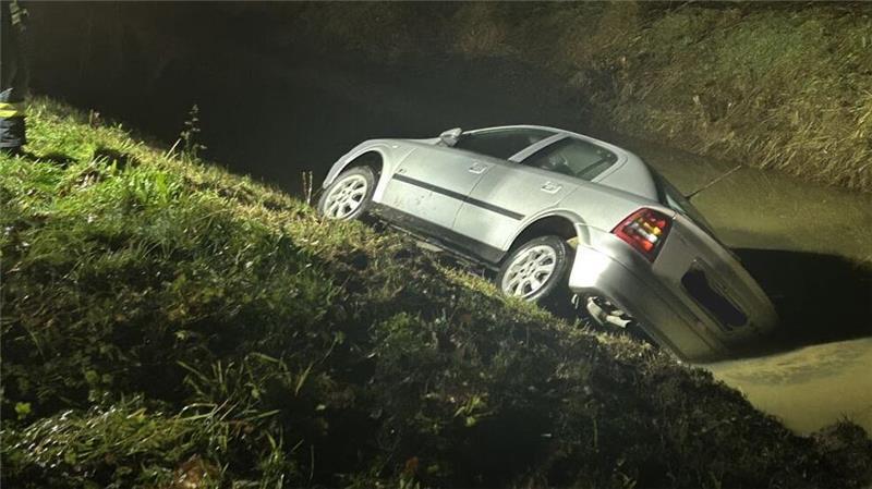 Der Wagen blieb an der Böschung hängen, kippte so nicht aufs Dach.