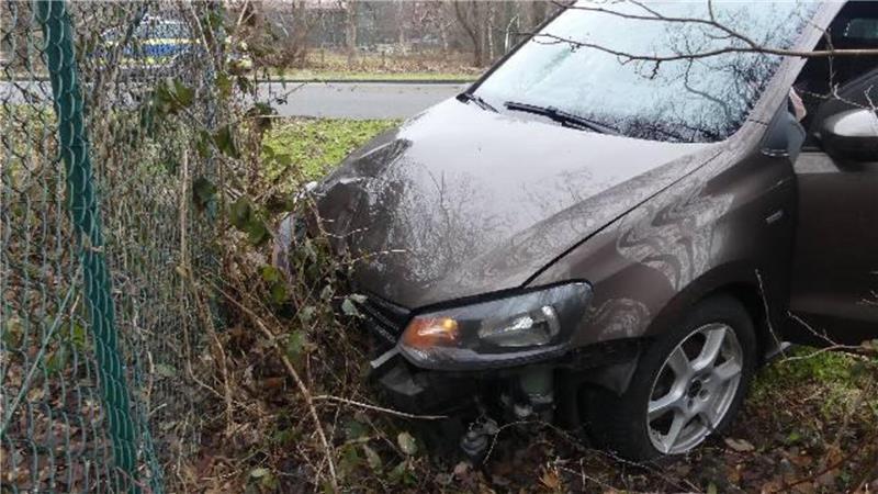 Der Wagen der Frau krachte in einen Graben.