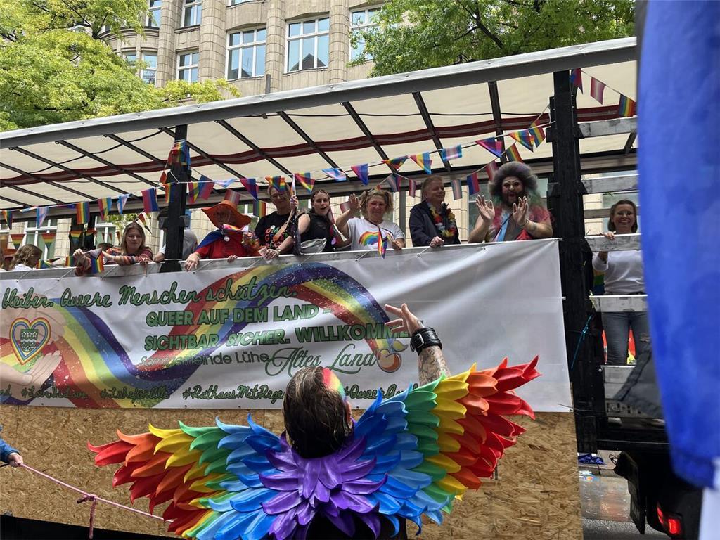 Der Wagen der Samtgemeinde Lühe beim Christopher Street Day (CSD) 2025 in Hambur...
