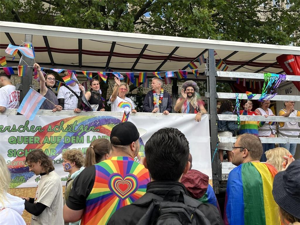 Der Wagen der Samtgemeinde Lühe beim Christopher Street Day (CSD) 2025 in Hambur...