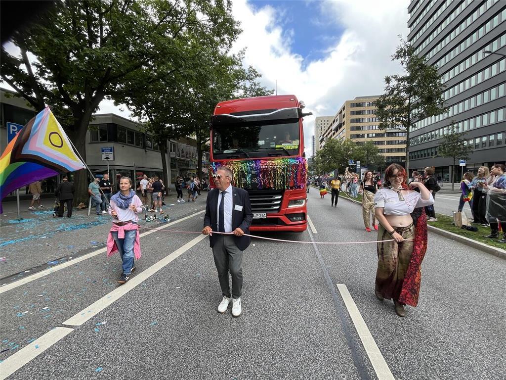 Der Wagen der Samtgemeinde Lühe beim Christopher Street Day (CSD) 2025 in Hambur...
