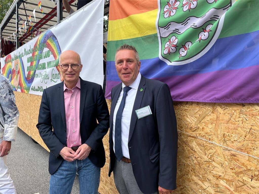 Der Wagen der Samtgemeinde Lühe beim Christopher Street Day (CSD) 2025 in Hambur...