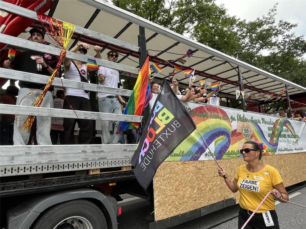 Der Wagen der Samtgemeinde Lühe beim Christopher Street Day (CSD) 2025 in Hambur...
