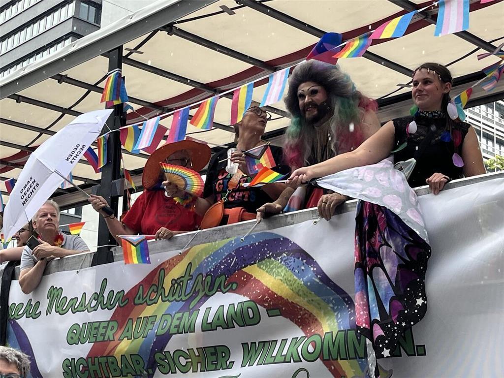 Der Wagen der Samtgemeinde Lühe beim Christopher Street Day (CSD) 2025 in Hambur...