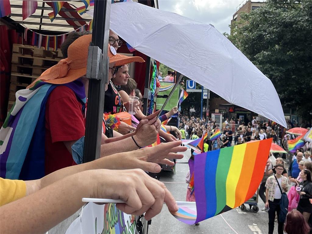 Der Wagen der Samtgemeinde Lühe beim Christopher Street Day (CSD) 2025 in Hambur...