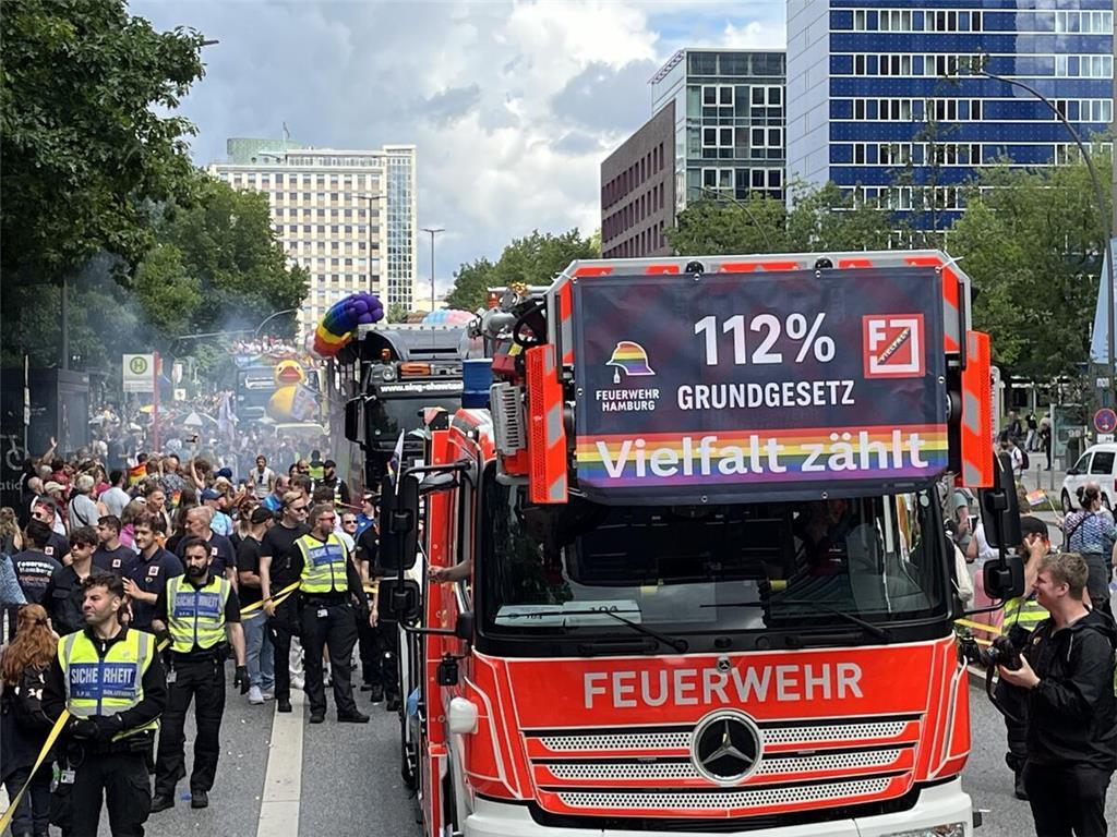 Der Wagen der Samtgemeinde Lühe beim Christopher Street Day (CSD) 2025 in Hambur...