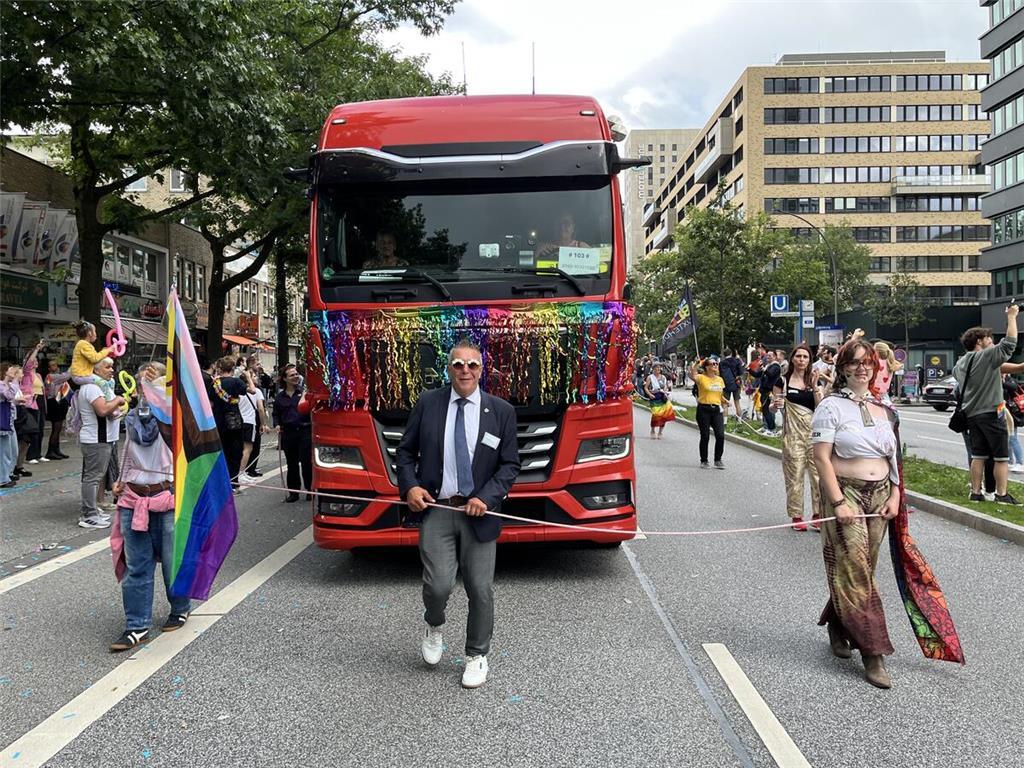 Der Wagen der Samtgemeinde Lühe beim Christopher Street Day (CSD) 2025 in Hambur...