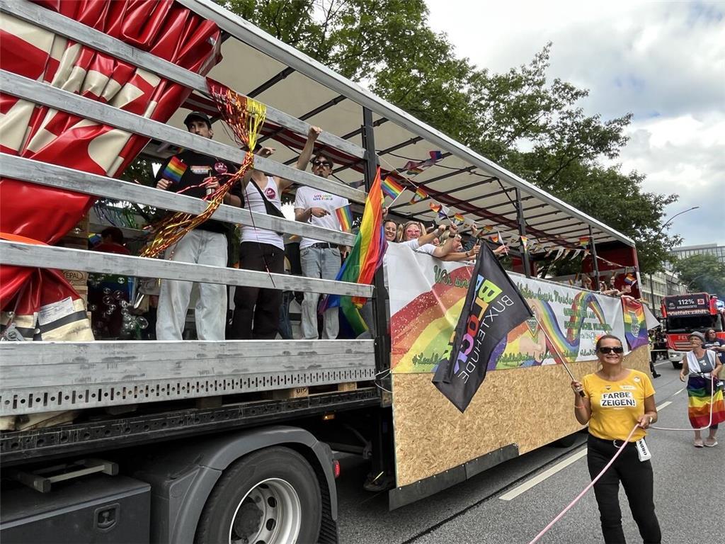 Der Wagen der Samtgemeinde Lühe beim Christopher Street Day (CSD) 2025 in Hambur...