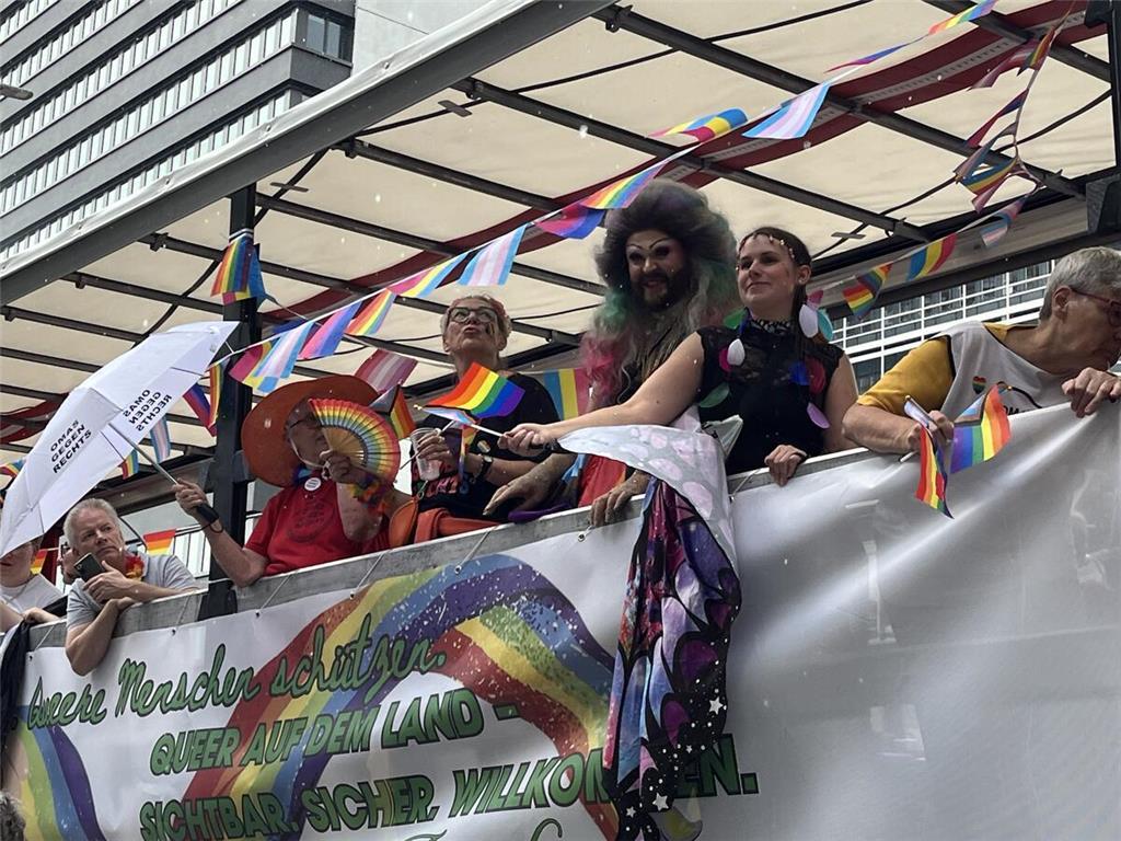 Der Wagen der Samtgemeinde Lühe beim Christopher Street Day (CSD) 2025 in Hambur...