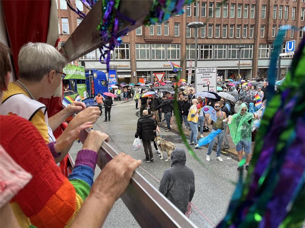 Der Wagen der Samtgemeinde Lühe beim Christopher Street Day (CSD) 2025 in Hambur...