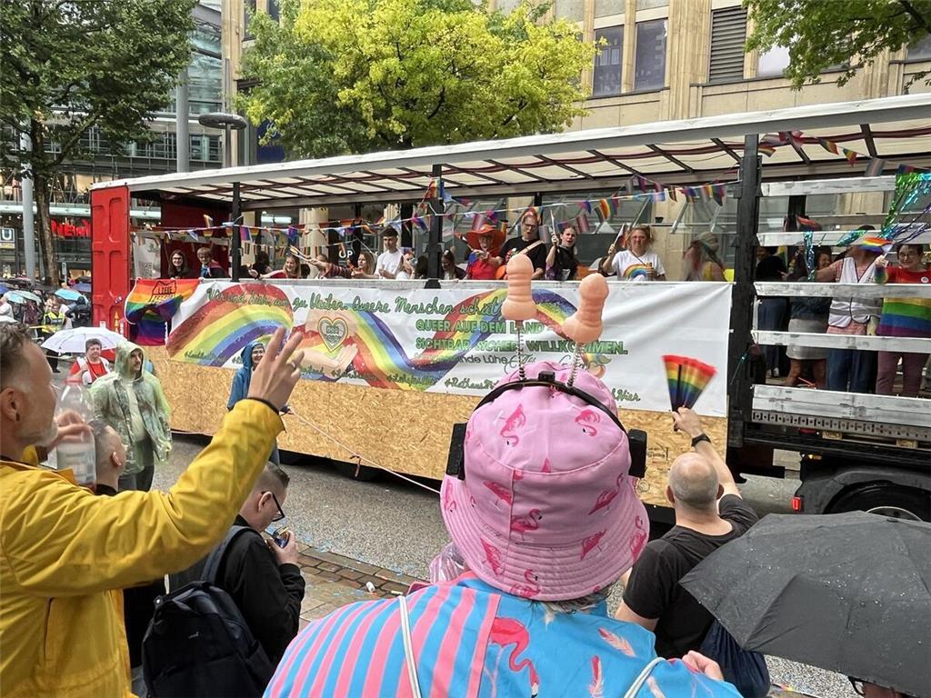 Der Wagen der Samtgemeinde Lühe beim Christopher Street Day (CSD) 2025 in Hambur...
