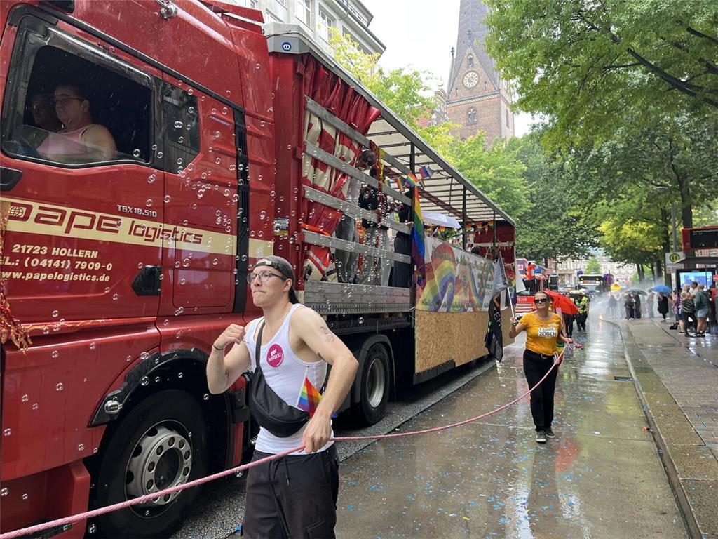 Der Wagen der Samtgemeinde Lühe beim Christopher Street Day (CSD) 2025 in Hambur...