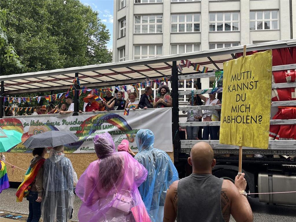 Der Wagen der Samtgemeinde Lühe beim Christopher Street Day (CSD) 2025 in Hambur...