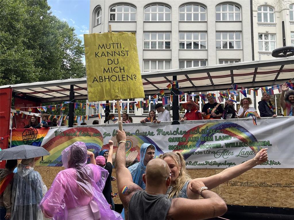 Der Wagen der Samtgemeinde Lühe beim Christopher Street Day (CSD) 2025 in Hambur...