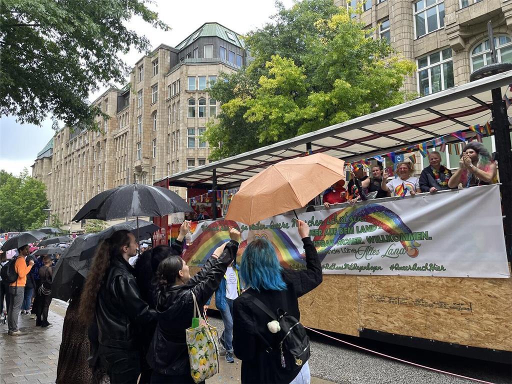 Der Wagen der Samtgemeinde Lühe beim Christopher Street Day (CSD) 2025 in Hambur...