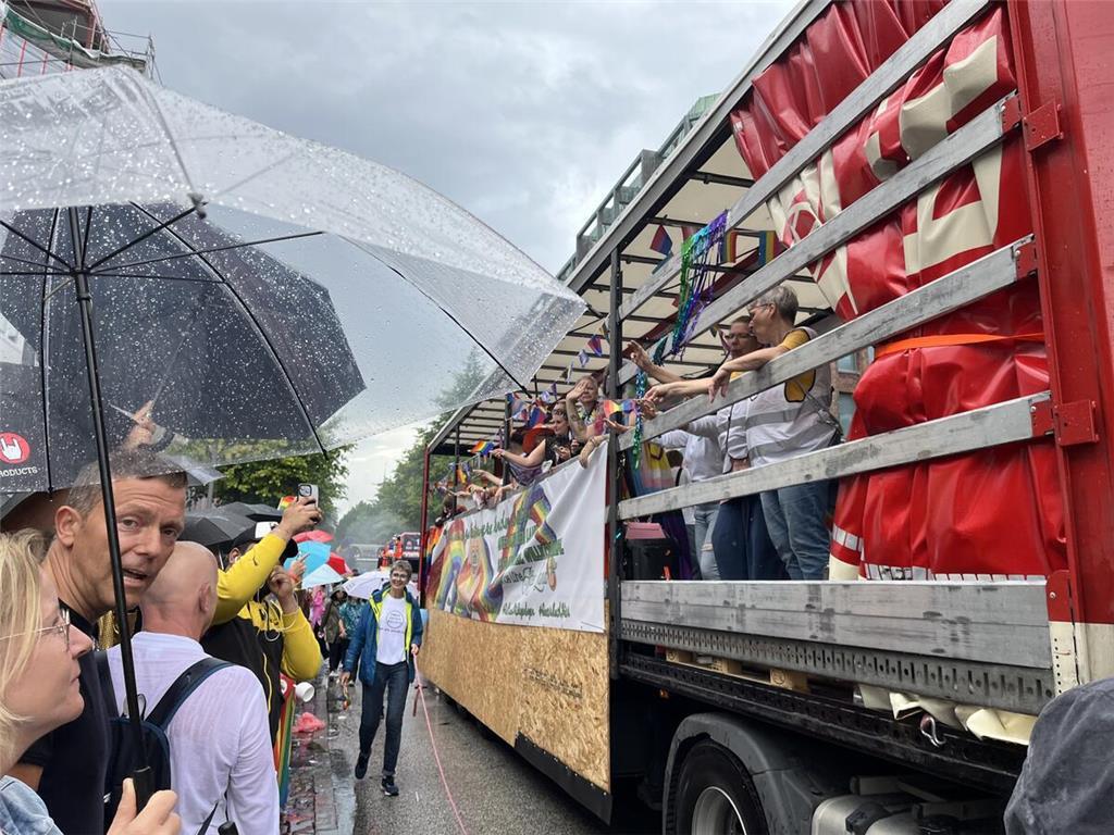 Der Wagen der Samtgemeinde Lühe beim Christopher Street Day (CSD) 2025 in Hambur...