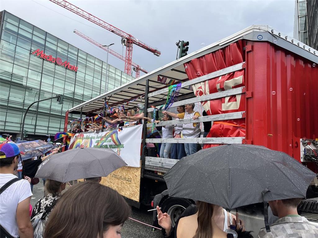 Der Wagen der Samtgemeinde Lühe beim Christopher Street Day (CSD) 2025 in Hambur...