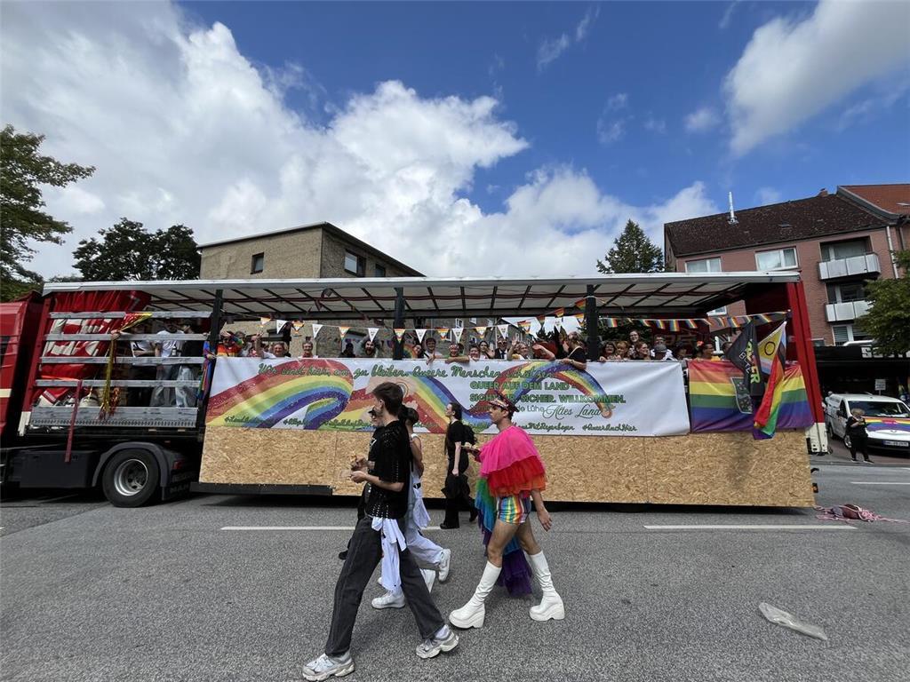 Der Wagen der Samtgemeinde Lühe beim Christopher Street Day (CSD) 2025 in Hambur...