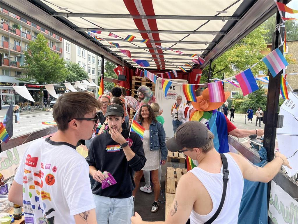 Der Wagen der Samtgemeinde Lühe beim Christopher Street Day (CSD) 2025 in Hambur...