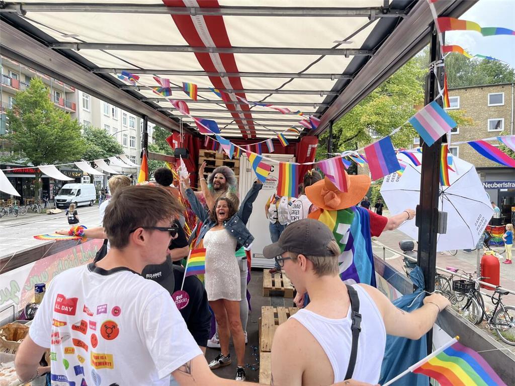 Der Wagen der Samtgemeinde Lühe beim Christopher Street Day (CSD) 2025 in Hambur...