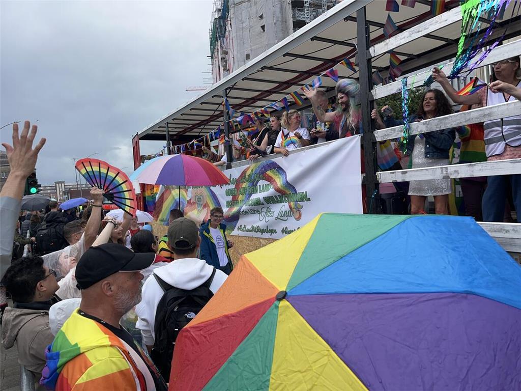 Der Wagen der Samtgemeinde Lühe beim Christopher Street Day (CSD) 2025 in Hambur...