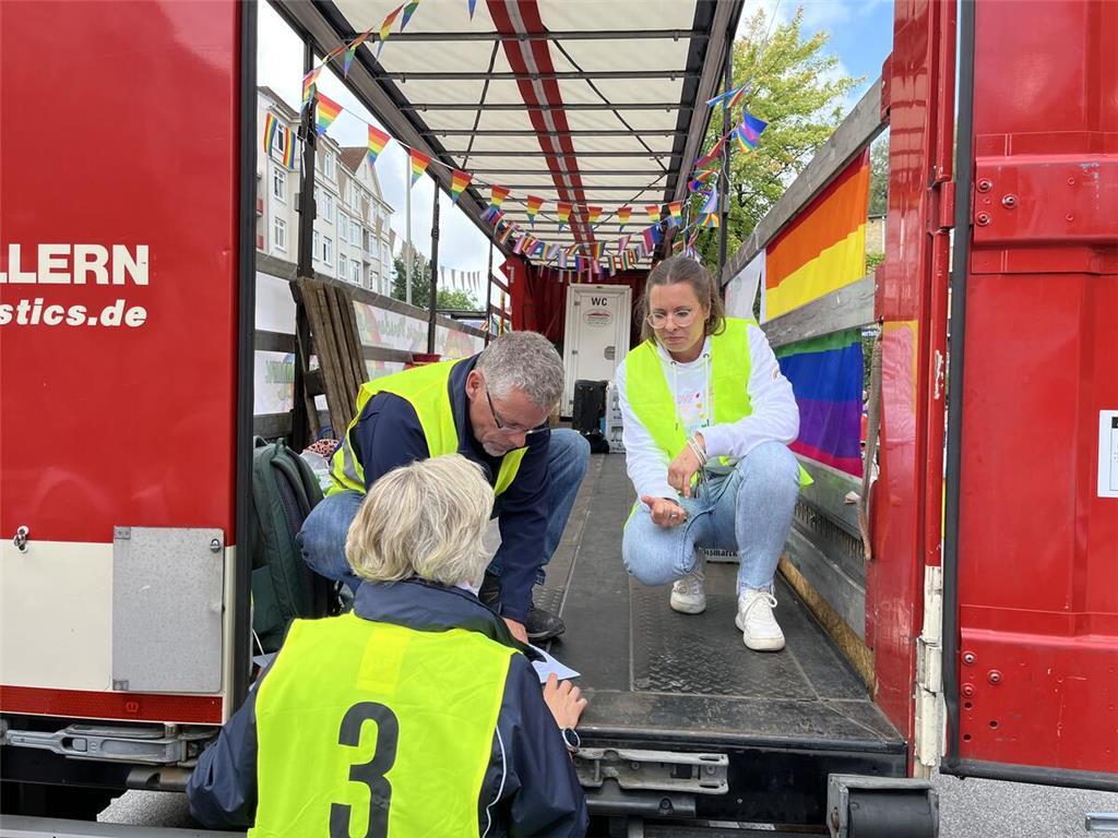 Der Wagen der Samtgemeinde Lühe beim Christopher Street Day (CSD) 2025 in Hambur...