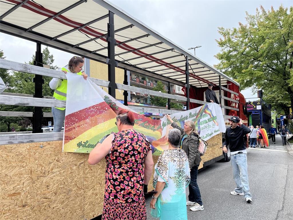 Der Wagen der Samtgemeinde Lühe beim Christopher Street Day (CSD) 2025 in Hambur...