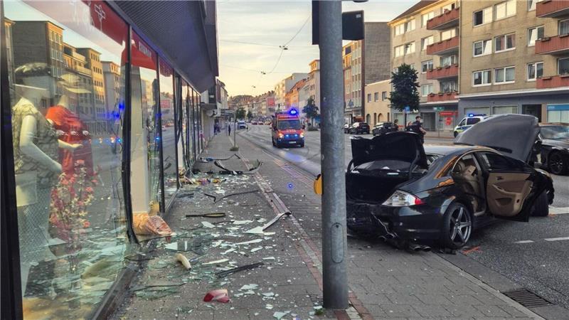 Der Wagen des 22-Jährigen wurde bei dem Unfall auf der Georgstraße in Bremerhaven schwer beschädigt. Das gilt erst recht für die Glasfront des betroffenen Geschäftes. 