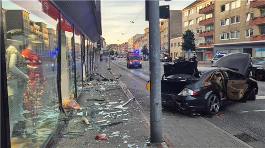 Der Wagen des 22-Jährigen wurde bei dem Unfall auf der Georgstraße in Bremerhaven schwer beschädigt. Das gilt erst recht für die Glasfront des betroffenen Geschäftes. 