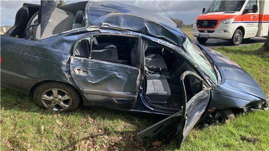 Der Wagen einer 82-Jährigen ist zwischen Ostervesede und Fintel gegen zwei Bäume und einen Leitpfosten gekracht.