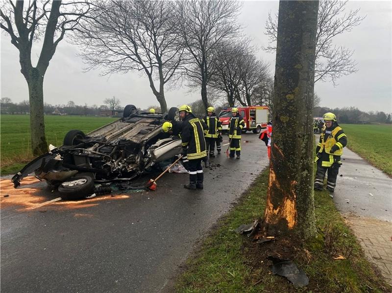 Drochtersermoor: Zwei Menschen bei Unfall schwer verletzt – Ärger um Gaffer Der Wagen ist nach dem Unfall auf der K27 völlig zerstört, die beiden Insassen mussten ins Krankenhaus gebracht werden. Foto: Polizei