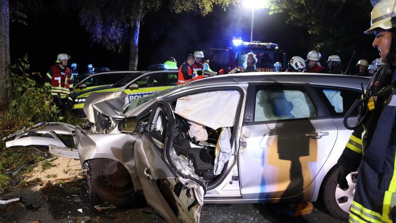 Der Wagen ist nur noch ein Schrotthaufen.