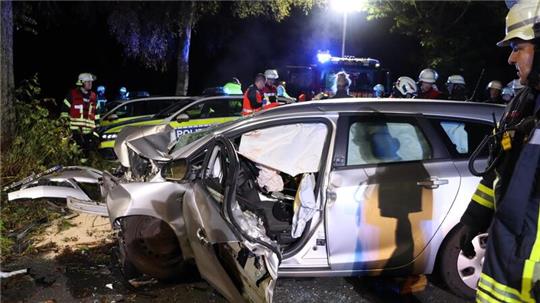 Der Wagen ist nur noch ein Schrotthaufen.