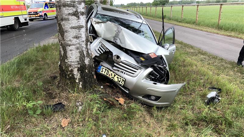 Toyota kracht gegen Bäume – 50-Jährige schwer verletzt in Bargstedt Der Wagen kam an einem zweiten Baum zum Stehen.