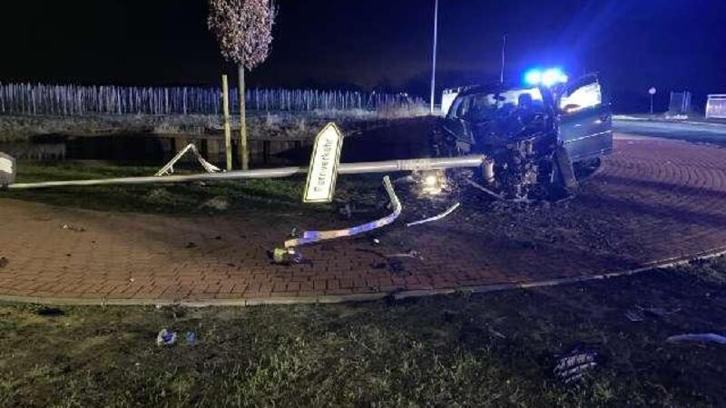 Der Wagen kam hinter der Brücke an einer Laterne zum Stehen.