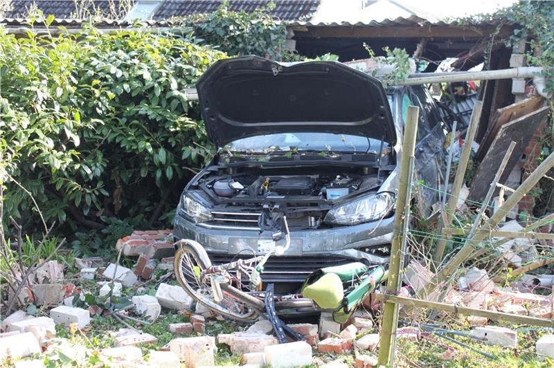 Der Wagen landete nach dem Unfall im Garten der Nachbarin des Unfallverursachers. Foto: Braun