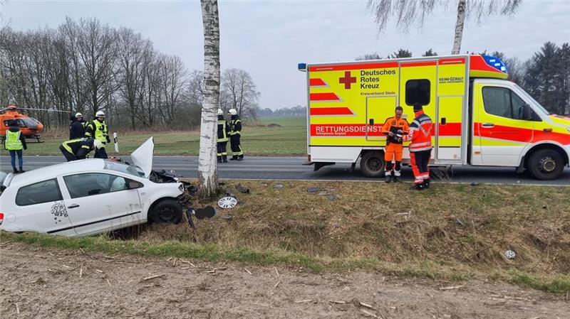 63-jährige Autofahrerin nahe Apensen tödlich verunglückt Der Wagen landete zwischen Revenahe und Apensen am Mittwochvormittag im Straßengraben.