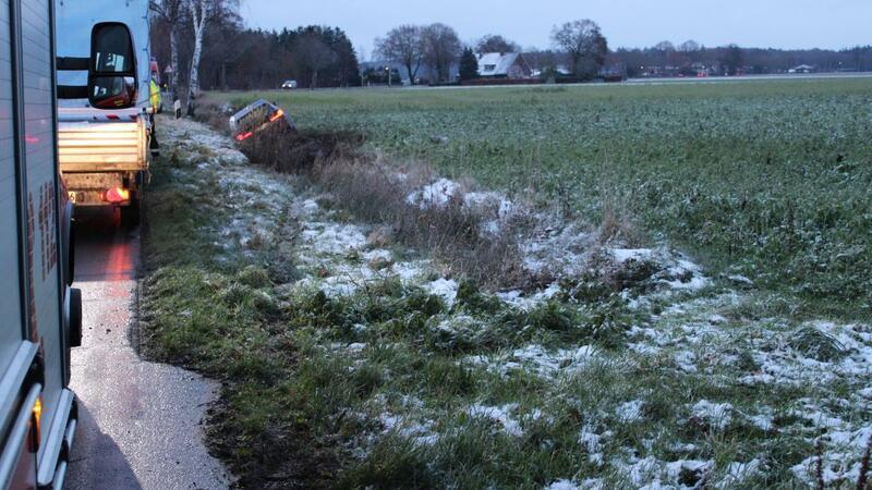 BMW landet in Ahrensmoor im Graben – Fahrerin leichtverletzt Der Wagen rutschte 30 Meter die Böschung entlang, ehe er im Graben liegend stoppte.