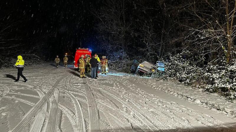 BMW landet in Ahrensmoor im Graben – Fahrerin leichtverletzt Der Wagen rutschte auf schneebedeckter Straße in den Seitenraum.
