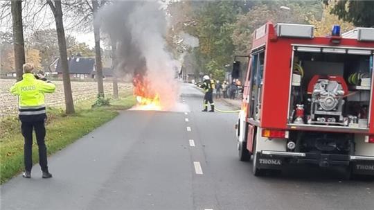 Der Wagen stand lichterloh in Flammen. Die Ortsdurchfahrt musste rund eine Stunde gesperrt werden.