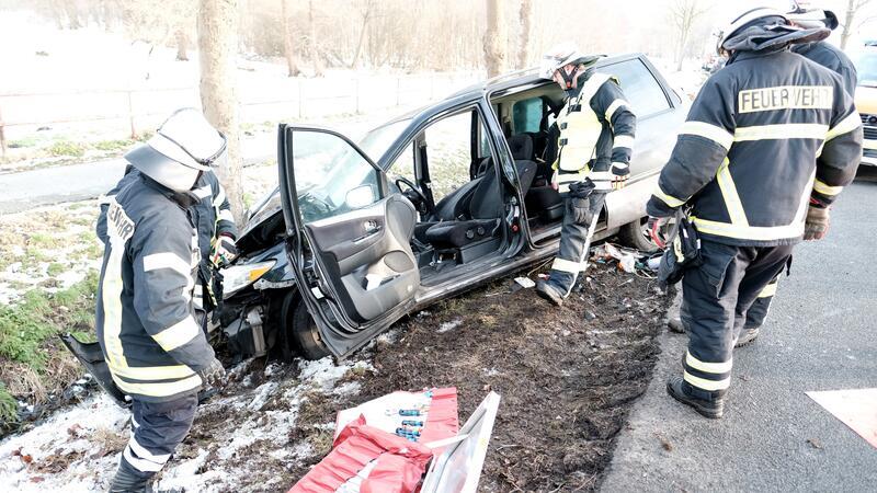 74-Jähriger prallt bei Himmelpforten gegen Baum Der Wagen war in den Graben gerutscht.