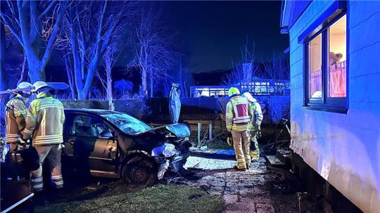 Der Wagen wird bei dem Aufprall total zerstört.