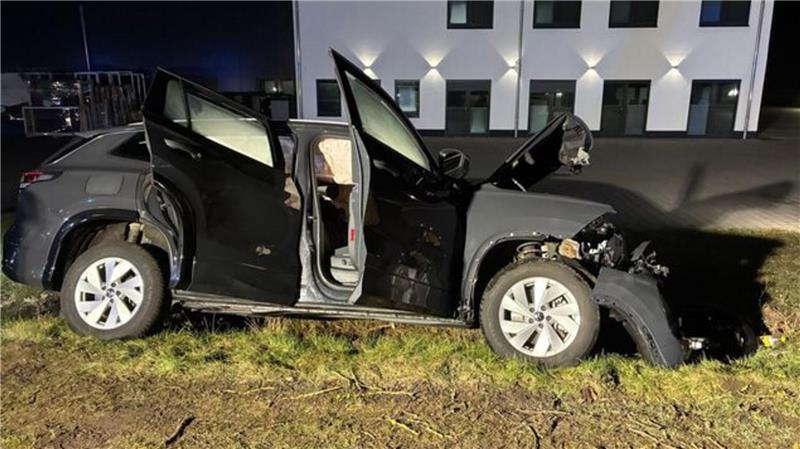 Der Wagen wird bei dem Unfall schwer beschädigt.