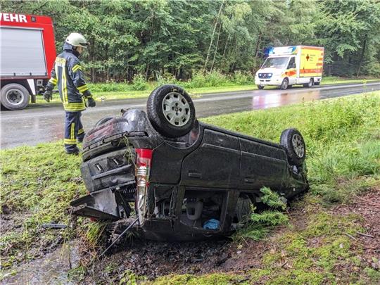 Der Wagen wurde bei dem Unfall beschädigt. Foto: Feuerwehr
