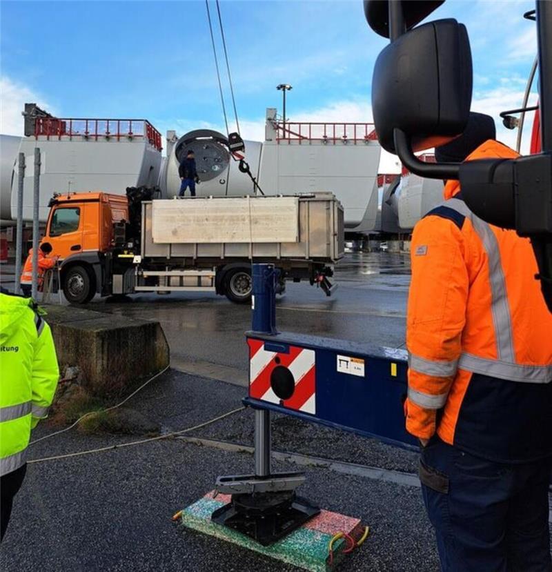 Der Wal wurde mit einem Kran in ein Fahrzeug der Firma Harms und Reinsch, ein spezialisiertes Entsorgungsunternehmen, geladen.