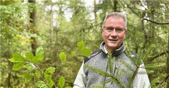 Der Wald ist im Umbau. Von unten wachsen neue Bäume nach. Buche und Eiche im Tausch gegen Nadelgehölz ist das Ziel für den Braken, erklärt Arne Riedel.