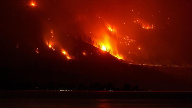 Der Waldbrand in der Bald Range in British Columbia in Kanada wütet an einem Hang.