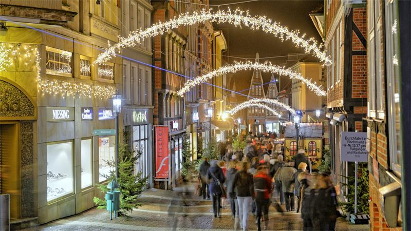 Der „Walk of Lights“ in der Stader Altstadt wird in diesem Jahr abgestimmt auf die Zeitumstellung eingeschaltet.