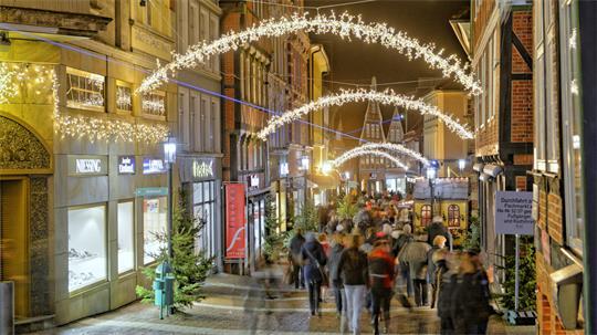 Der „Walk of Lights“ in der Stader Altstadt wird in diesem Jahr abgestimmt auf die Zeitumstellung eingeschaltet.